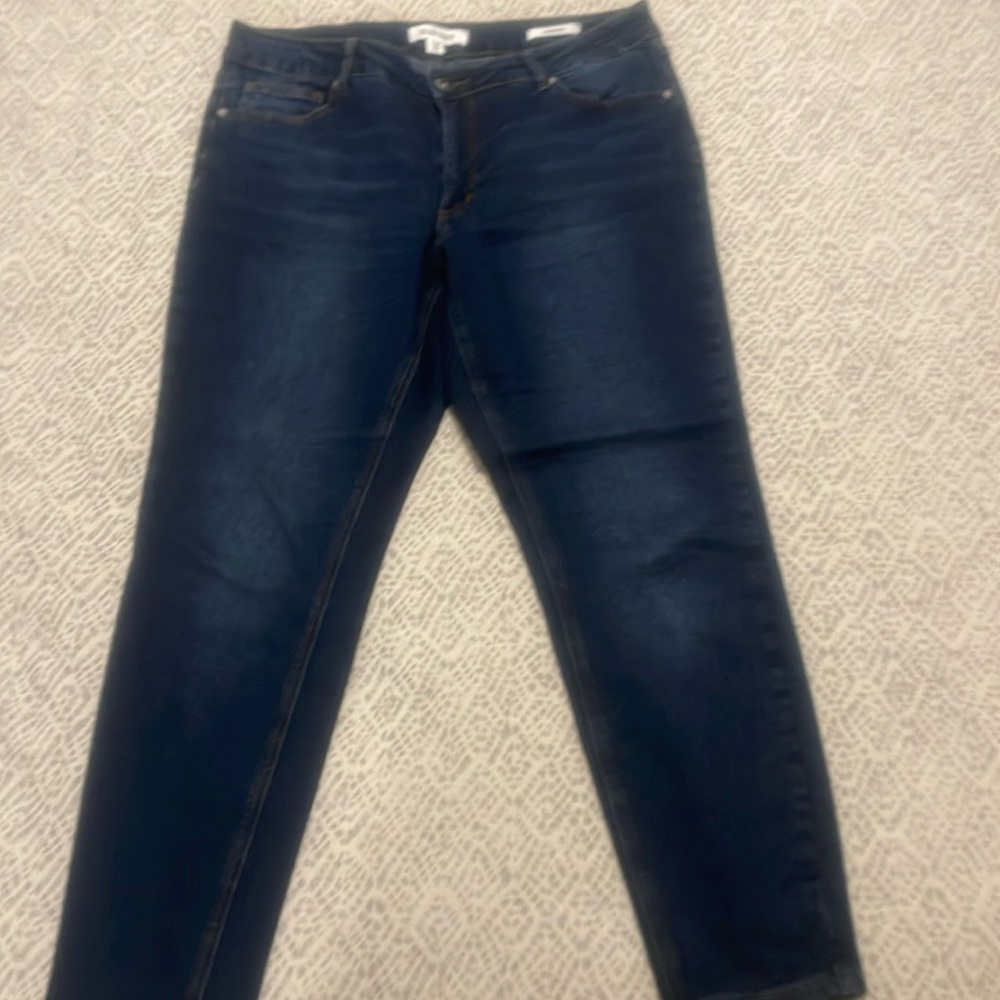 Ellen Tracy size 12P skinny jeans in dark wash with contrast stitching